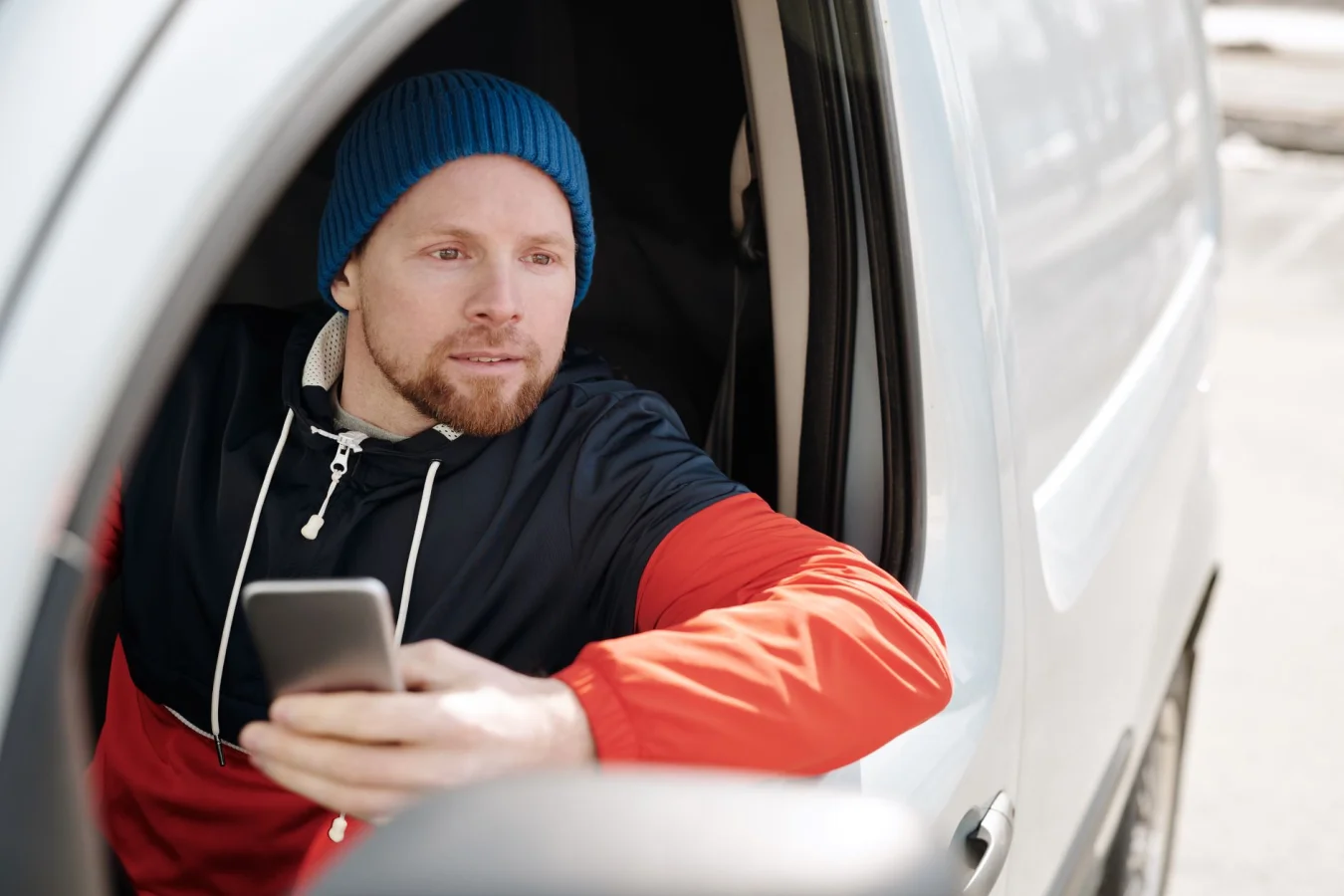 Telefon za kierownicą: mandat 500 zł, 12 punktów i co wolno w 2026 r.
