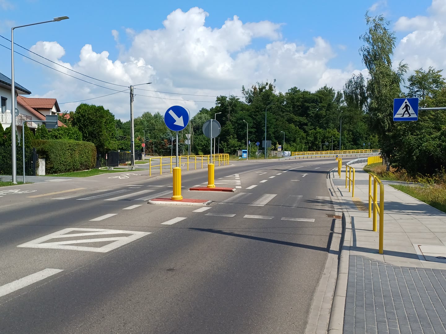 Bild zur Frage: Kann ein Fahrzeugführer, der sich einem so gekennzeichneten Fußgängerüberweg nähert, erwarten, dass ein Kind unter 10 Jahren, das unter Aufsicht eines Erwachsenen Fahrrad fährt, die Straße an dieser Stelle überquert?