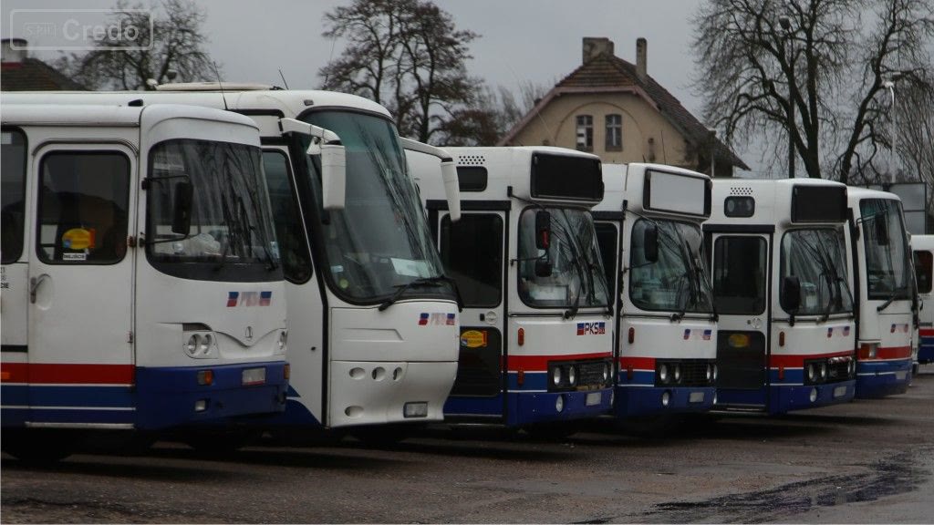 Question illustration: In what way can you reduce air pollution during a stop at the bus station?