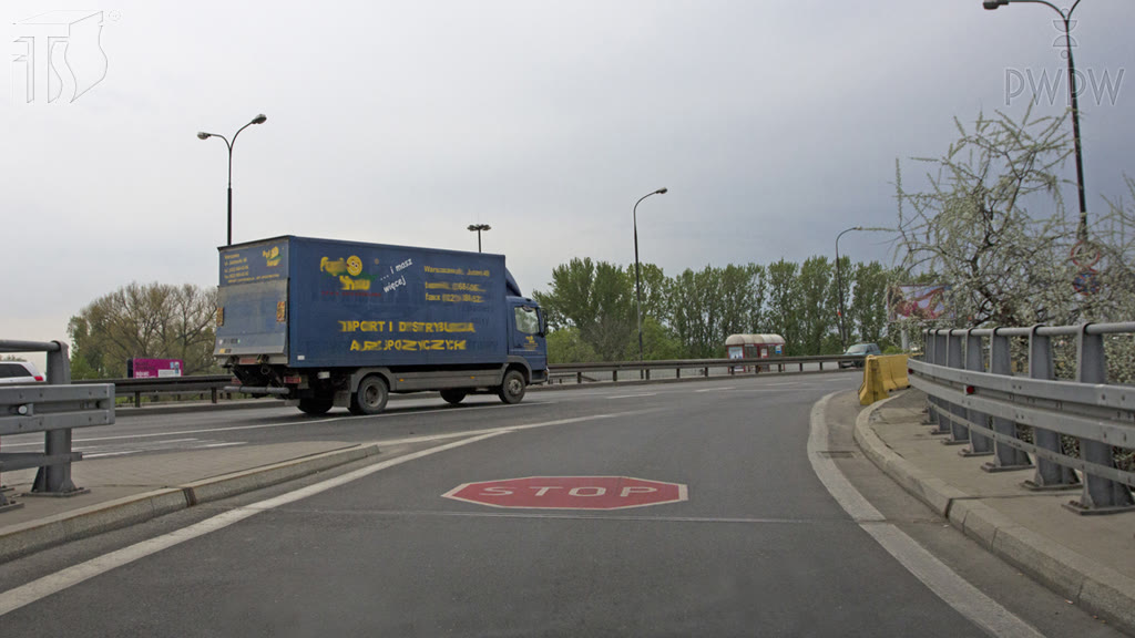 Bild zur Frage: Warnt das auf der Fahrbahn sichtbare Zeichen "STOPP" davor, dass man sich einer Vorfahrtsstrasse nähert?