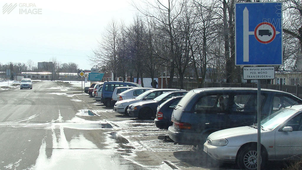 Question illustration: How does a wet road after the rain affect the braking distance?