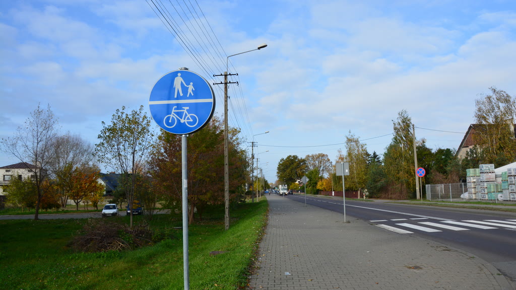 Question illustration: This sign indicates a road for pedestrians, which cannot be used by cyclists.