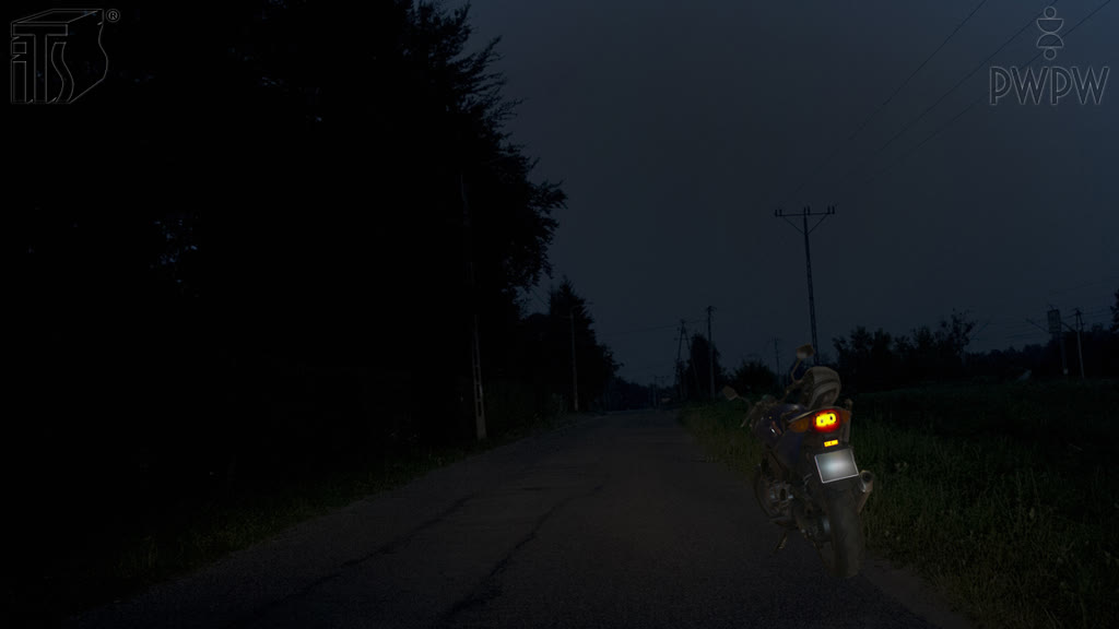 Question illustration: Are you obliged in this situation, when parking the motorcycle on the roadway, to switch on the position lights or parking lights?