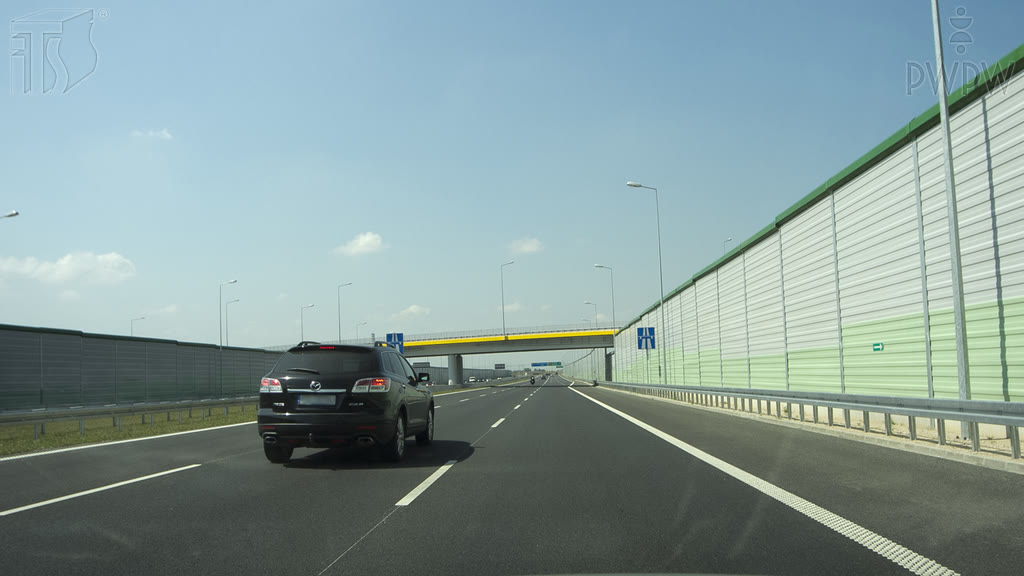 Question illustration: Are you allowed in this situation to continue overtaking from the right on the motorway?