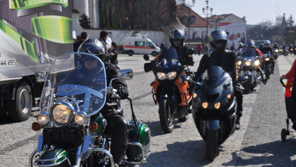 Question illustration: What's the minimum distance between moving motorcycle columns?