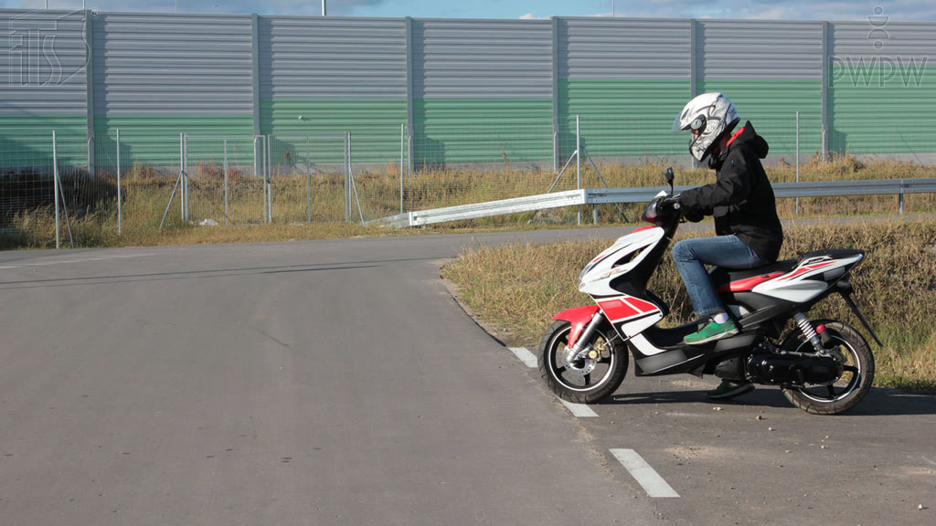 Ilustracja do pytania: Co może ograniczać pole widzenia, kiedy kierujesz motorowerem?