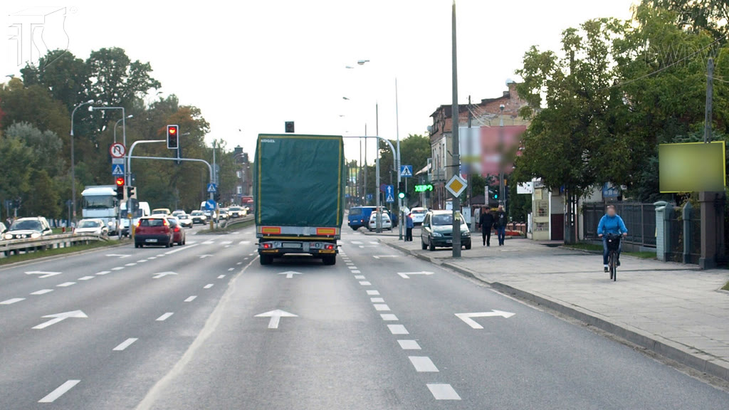 Bild zur Frage: Welchen Abstand vom vorausfahrenden Fahrzeug sollen Sie einhalten, wenn Sie ein Moped  in geschlossener Ortschaft fahren?