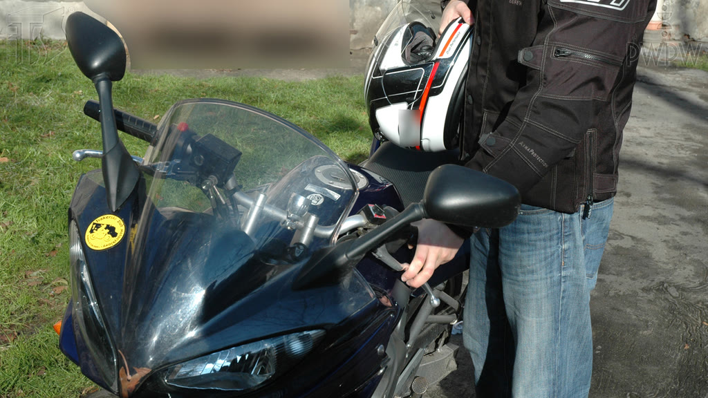 Question illustration: When you ride a single-track motorcycle, can you transport a passenger who has consumed alcohol?
