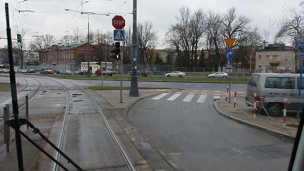 Bild zur Frage: Sollen Sie in dieser Situation anhalten und den auf der Querstraße fahrenden Fahrzeugen die Vorfahrt gewähren?