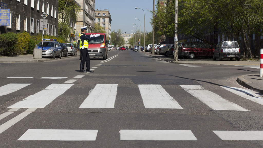 Question illustration: Are you allowed to turn left in this situation?