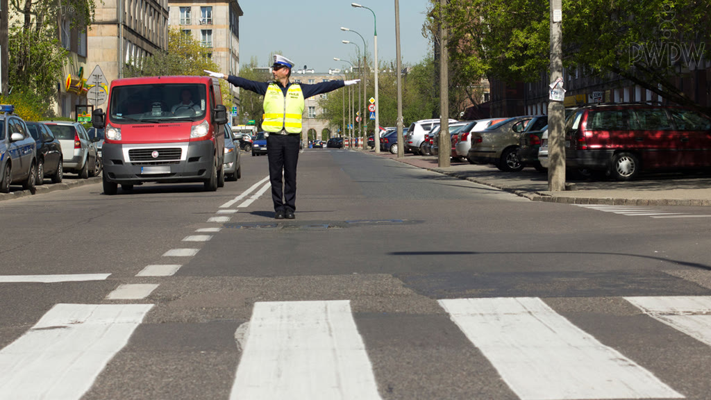 Question illustration: Is it prohibited to turn right in this situation even when it does not impede movement of other road users?