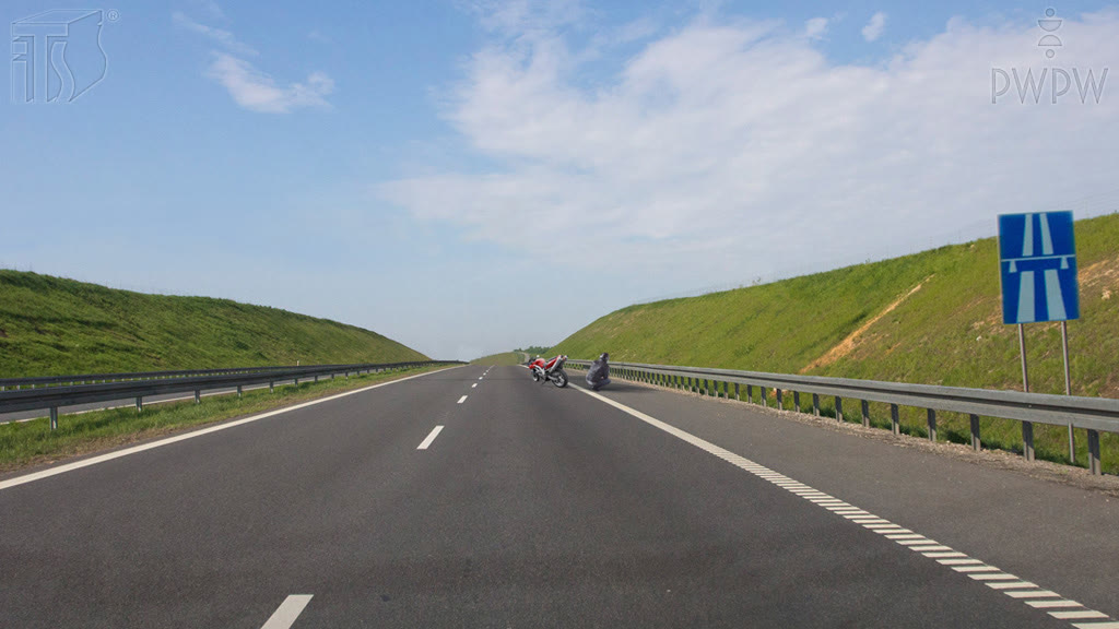 Question illustration: Are you obliged to move the motorcycle which got damaged in this place, to the emergency lane?