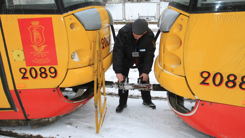 Question illustration: In what position should the coupling be when connecting tram carriages?