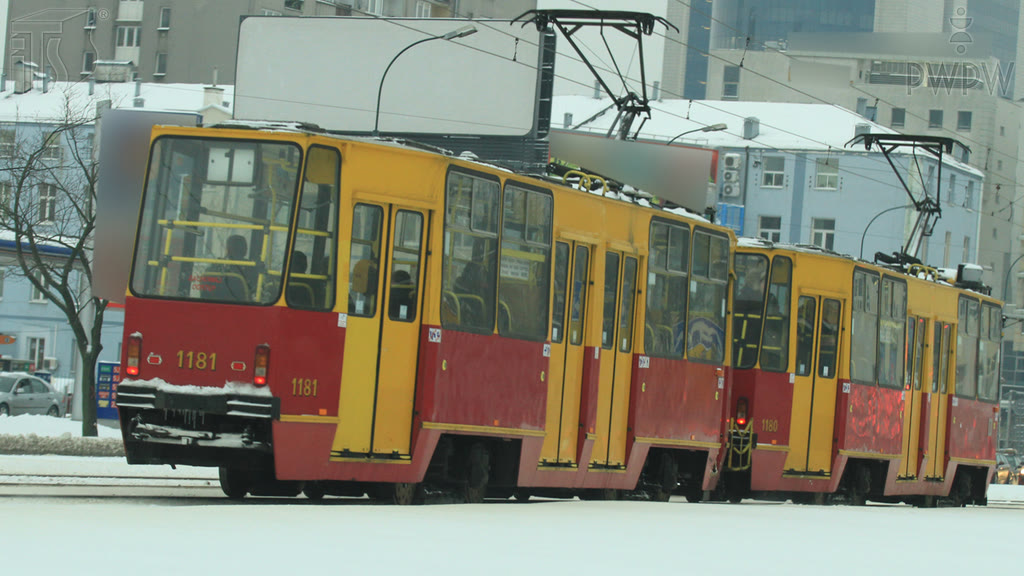 Question illustration: How should you set the hydraulically controlled facing-point switch in the event of the necessity to drive when reversing a double carriage tram?