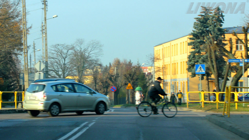 Question illustration: In this situation, are you obliged to use the sound signal to urge the cyclist to drive faster?