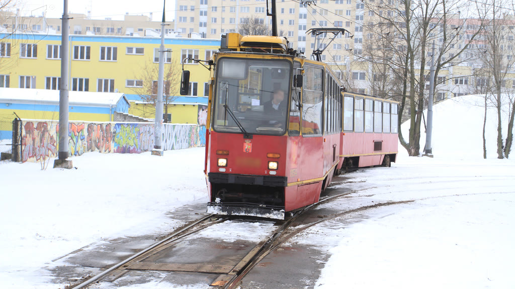Question illustration: What, among others, should be checked before you set about driving a double-carriage tram?