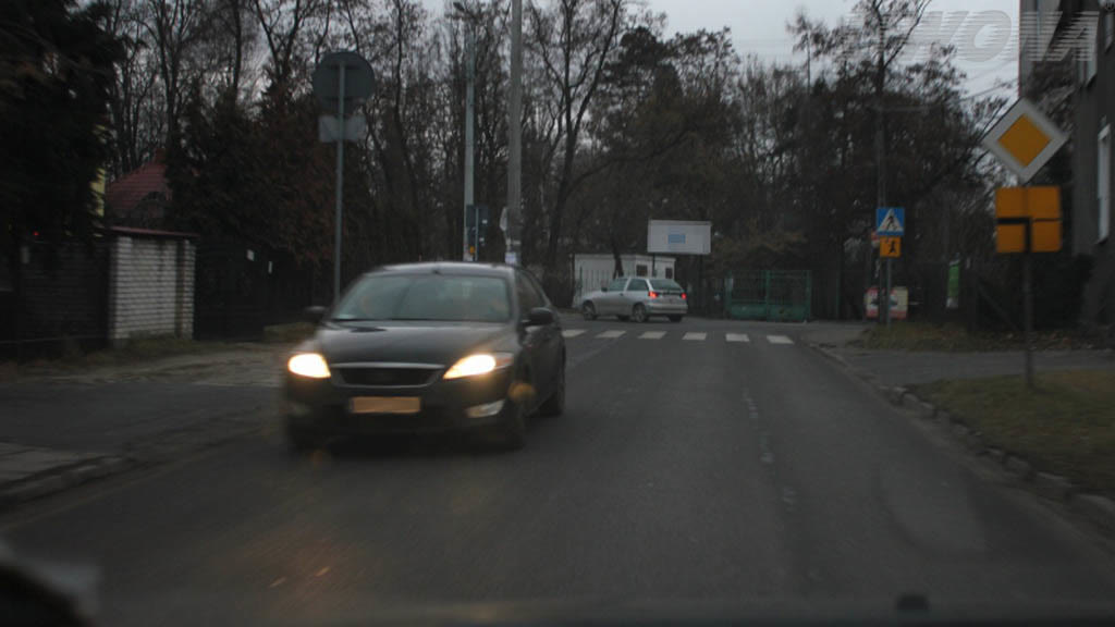 Ілюстрація до питання: Чи заборонено вмикати дальнє світло вдень, якщо це може засліпити інших водіїв?