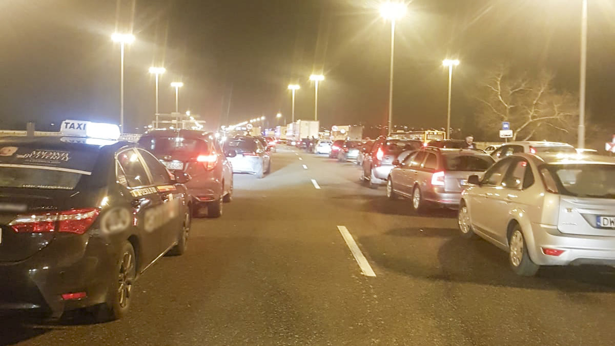 Bild zur Frage: Dürfen Sie ein einspuriges Fahrzeug innerhalb der "Rettungsgasse" fahren, die von anderen Fahrern gestaltet wurde?