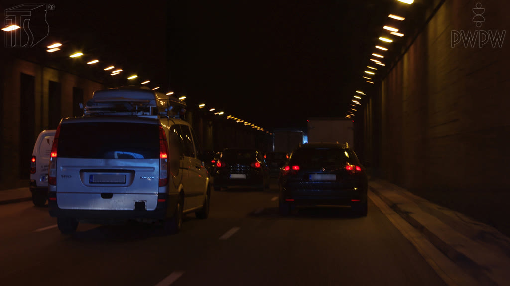 Bild zur Frage: Welchen Mindestabstand zum vorausfahrenden Fahrzeug sollen Sie einhalten, wenn Sie einen Bus außerhalb geschlossener Ortschaft im Tunnel, der über 500 m lang ist, fahren?