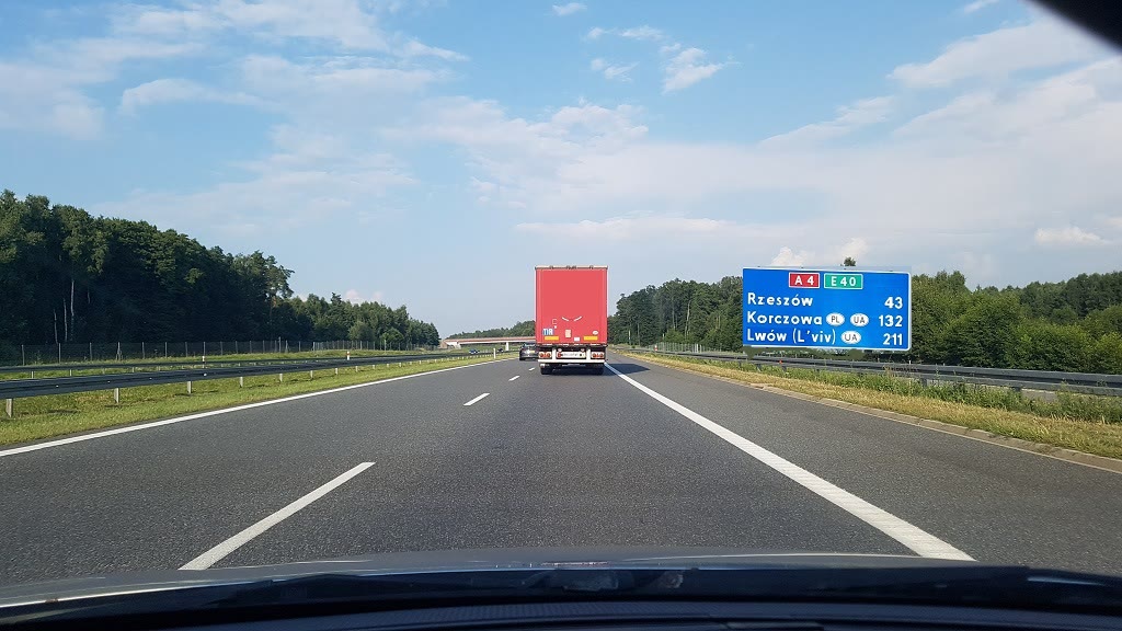 Bild zur Frage: Welchen Mindestabstand sollen Sie zum vorausfahrenden Fahrzeug einhalten?