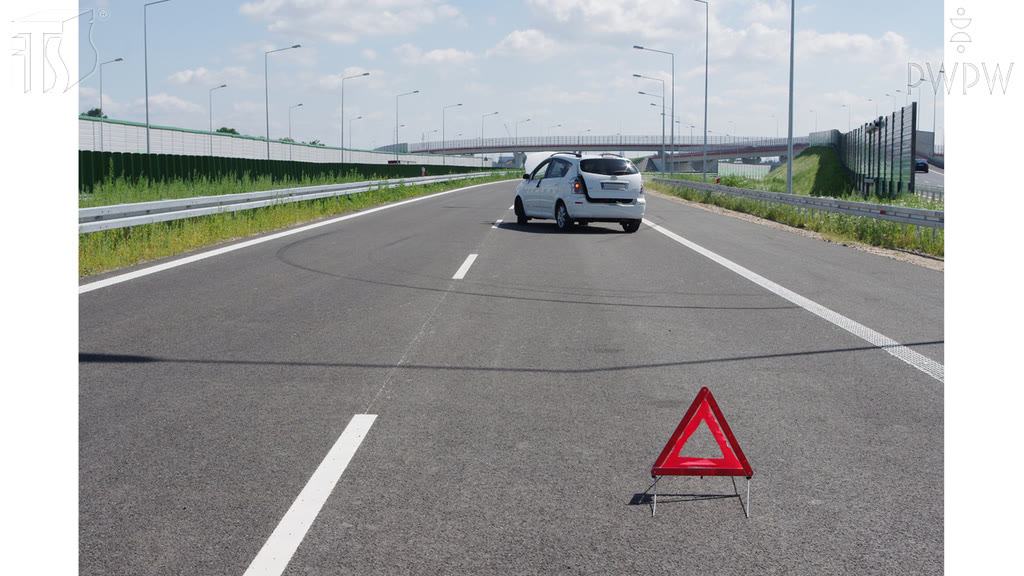 Question illustration: If you're involved in an accident on a motorway, are you obliged to signal the fact that your car is immobilized by placement of a warning triangle 100 m behind the car?