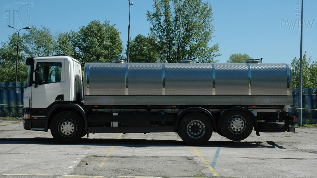 Bild zur Frage: Können flüssige Ladungen in Behältern oder Tanks, die zum Teil gefüllt werden, die Stabilität des Fahrzeugs beeinflussen?