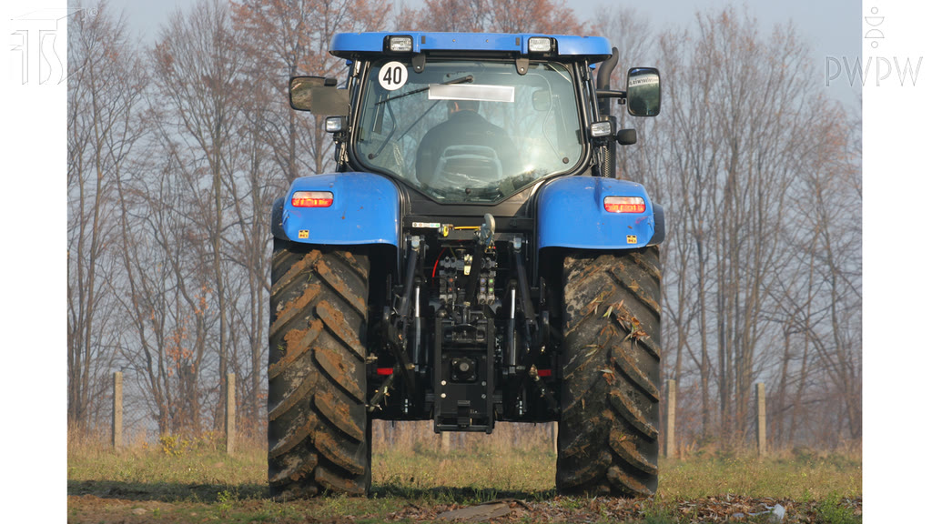 Bild zur Frage: Welches von den genannten Fahrzeugen dürfen Sie mit einer landwirtschaftlichen Zugmaschine abschleppen?