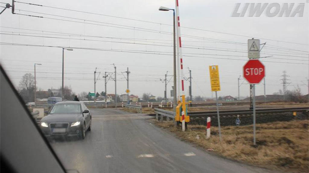 Bild zur Frage: Darf man in dieser Situation über den Übergang ohne Anhalten fahren,  soweit kein Schienenfahrzeug kommt?