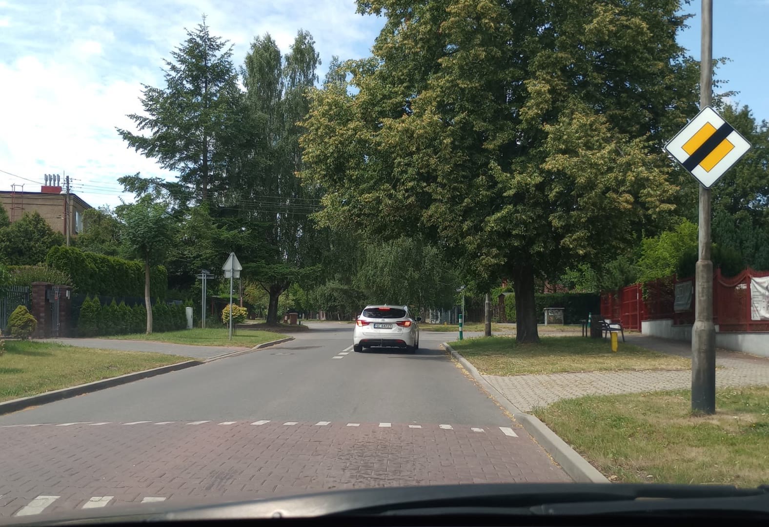 Question illustration: Are you prohibited from overtaking a motor vehicle travelling on the carriageway at an intersection?