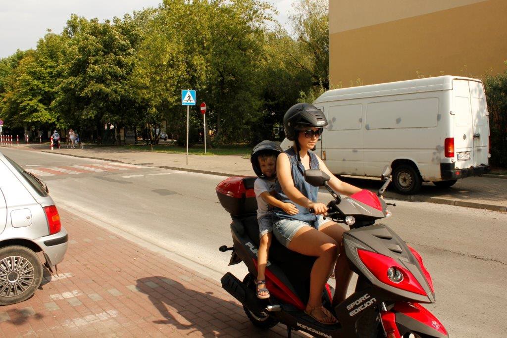 Bild zur Frage: Darf man beim Transport eines Mitfahrers im Alter von 6 Jahren mit einem Moped 50 km/h fahren?