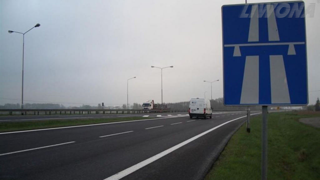Bild zur Frage: Ist es zulässig, auf der Autobahn mit einem PkW bis zur nächsten Ausfahrt bzw. zum Autohof abzuschleppen?