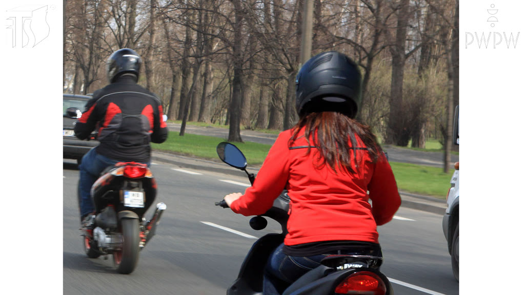 Question illustration: What's the minimum distance between  moving moped columns?