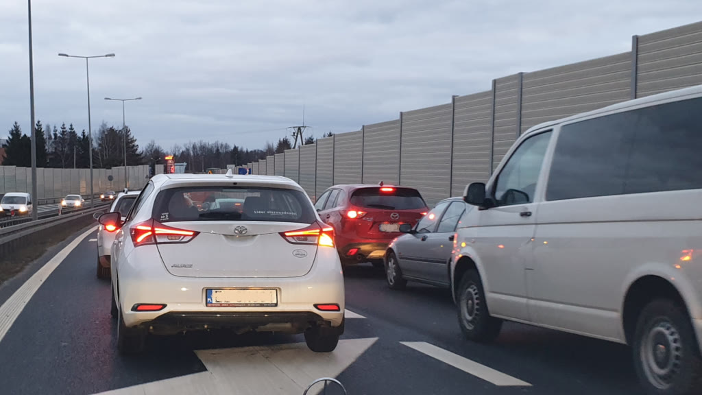 Bild zur Frage: Ist der Fahrer auf der rechten Spur verpflichtet, bereits an dieser Stelle den Spurwechsel dem Ihnen vorausfahrenden Fahrzeug zu ermöglichen?