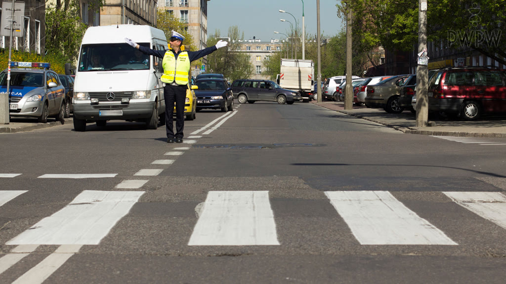Question illustration: Are you allowed to enter the intersection in this situation?