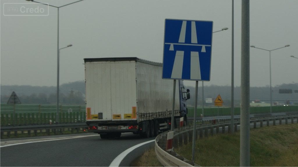 Bild zur Frage: An welcher der genannten Stellen darf ein LkW auf der Autobahn bei Ermüdung angehalten werden?
