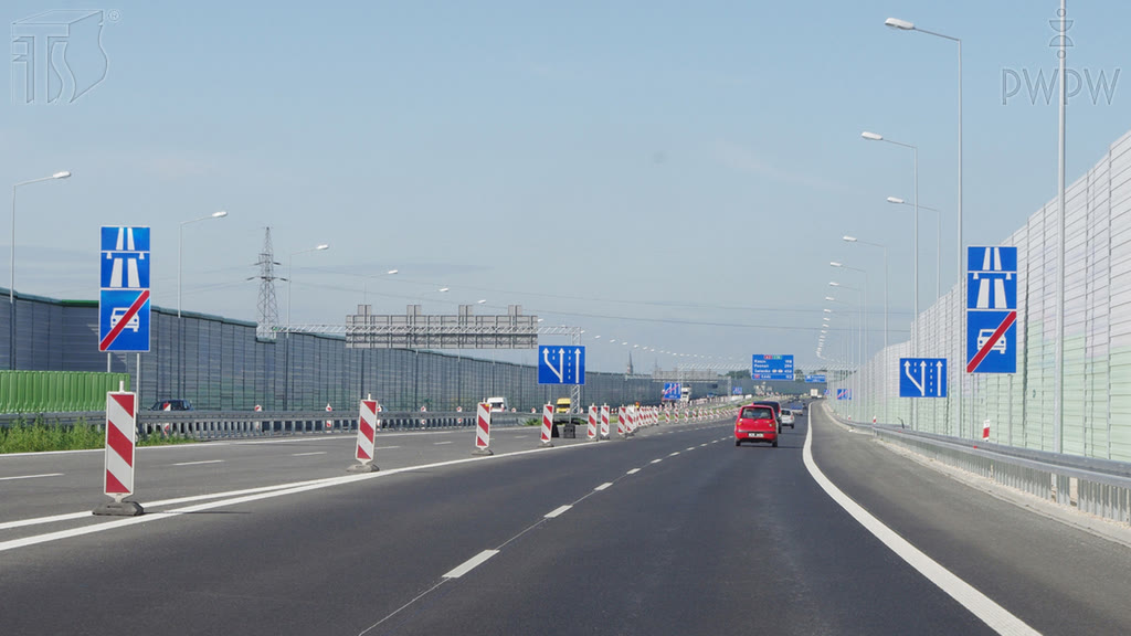 Ilustracja do pytania: Z jaką maksymalną dopuszczalną prędkością możesz jechać na autostradzie, kierując autobusem spełniającym dodatkowe warunki techniczne określone w przepisach?