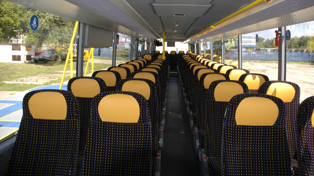 Ilustracja do pytania: Czy osoba dorosła przewożona autobusem na siedzeniu wyposażonym w pasy bezpieczeństwa ma obowiązek z nich korzystać?