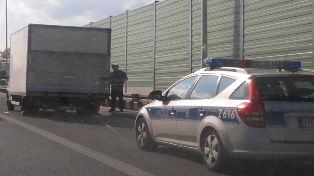 Ілюстрація до питання: Чи повинен водій тримати руки на кермі після зупинки автомобіля для перевірки?