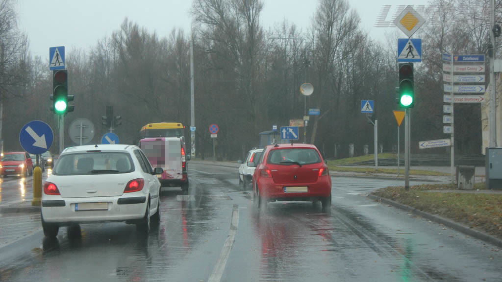 Bild zur Frage: In welcher Phase eines intensiven Regens ist die Asphaltdecke am glättesten?
