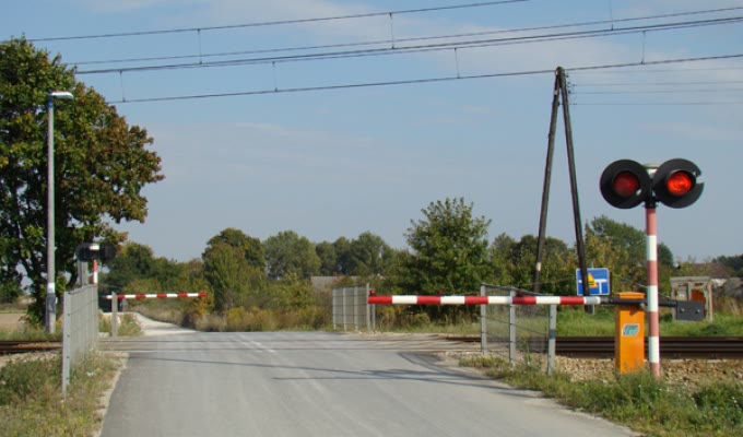 Bild zur Frage: Haben Sie in dieser Situation das Recht, die Halbschranke zu umgehen und den Bahnübergang zu passieren, nachdem Sie sich vergewissert haben, dass kein Zug kommt?