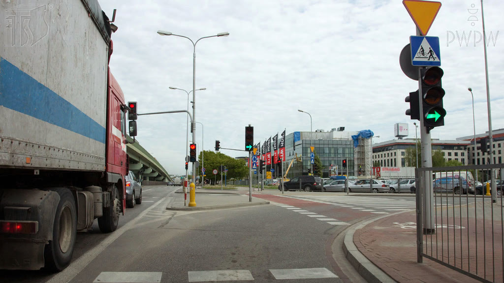 Question illustration: Does the traffic light displayed in this situation denote that when turning right there is no collision with other road users?