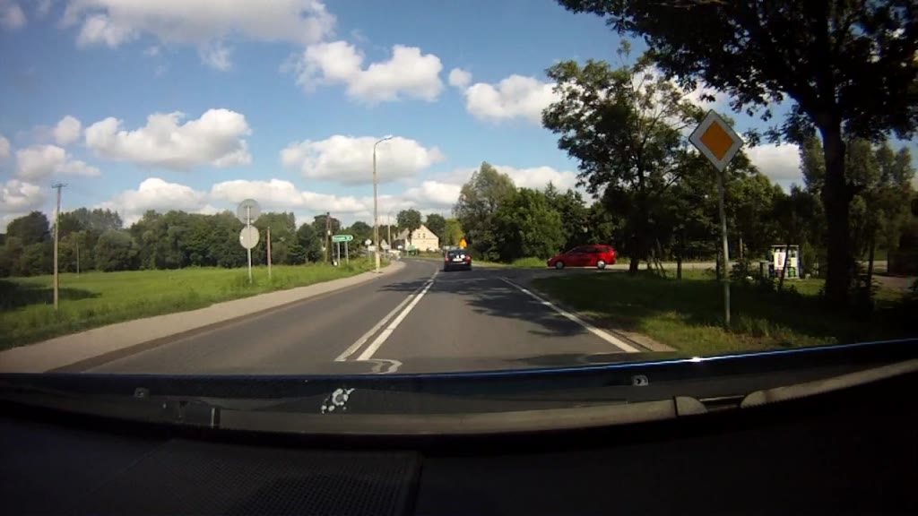 Question illustration: In the presented situation, are you obliged to yield way to the vehicle coming from the right?