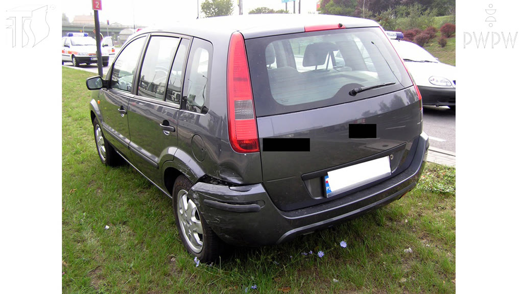 Question illustration: If you're involved in a car accident in which there are no injuries or fatalities, are you obliged to immediately remove your car from the scene of the accident?
