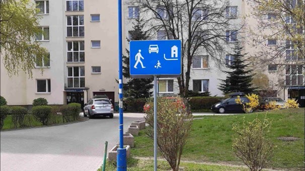 Ilustracja do pytania: Czy na drogach położonych w strefie oznaczonej widocznym znakiem,  wolno Ci przewozić hulajnogą elektryczną dziecko w wieku do 10 lat ?