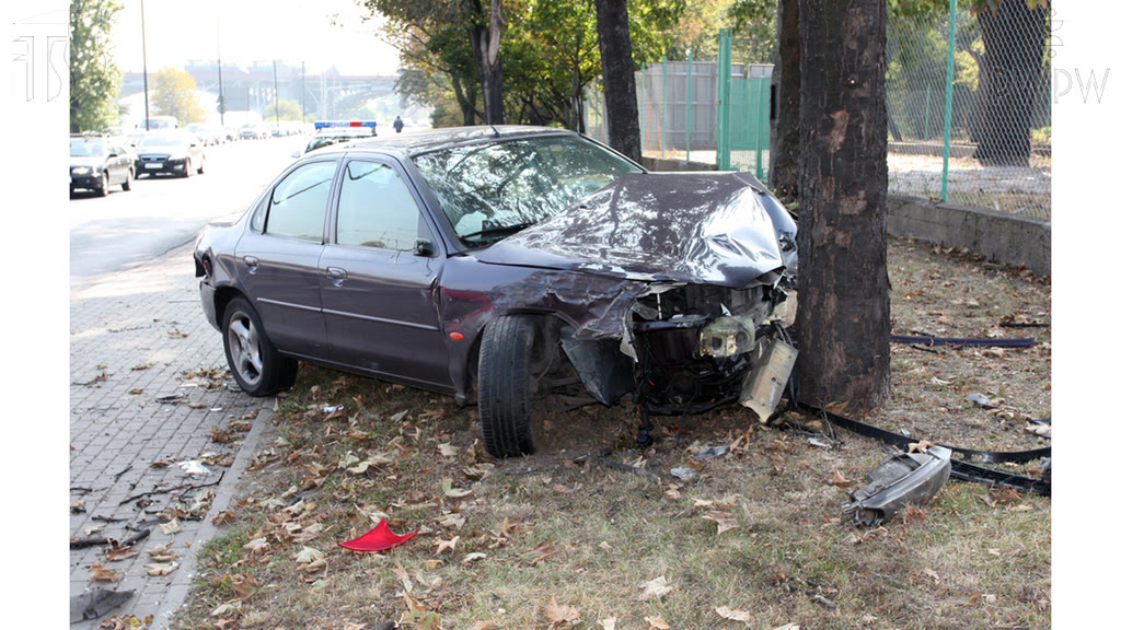 Question illustration: If you're involved in a car accident in which there are injured parties, are you obliged to call the emergency service and provide the necessary assistance to the victims?