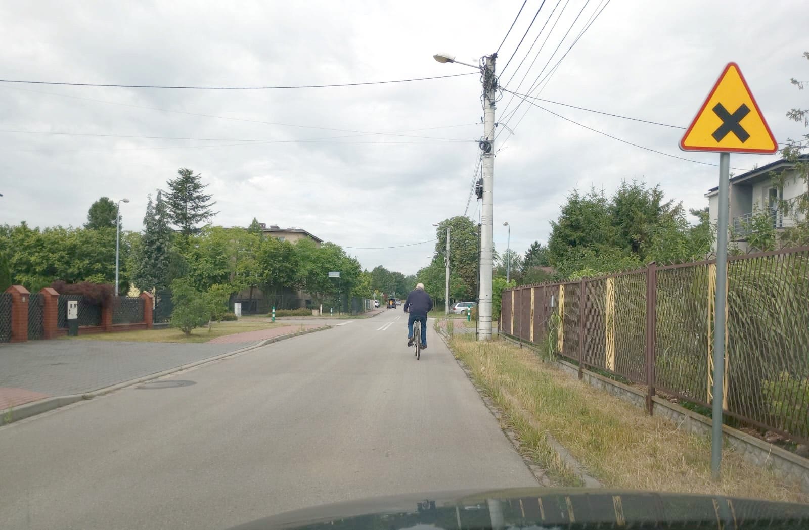 Ілюстрація до питання: Чи в цій ситуації, незважаючи на те, що заборона обгону велосипедиста на перехресті не діє, Ви повинні утриматися від обгону велосипедиста, оскільки через обмежену видимість це може створити небезпеку для руху?