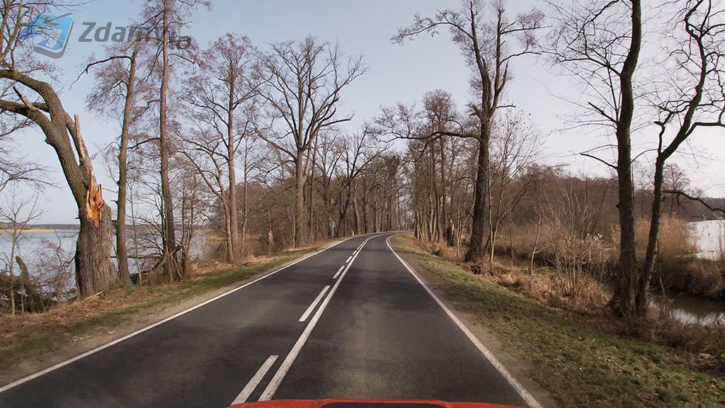 Bild zur Frage: Dürfen Sie an dieser Stelle den PkW auf der Straße anhalten, um einen Passagier abzusetzen?