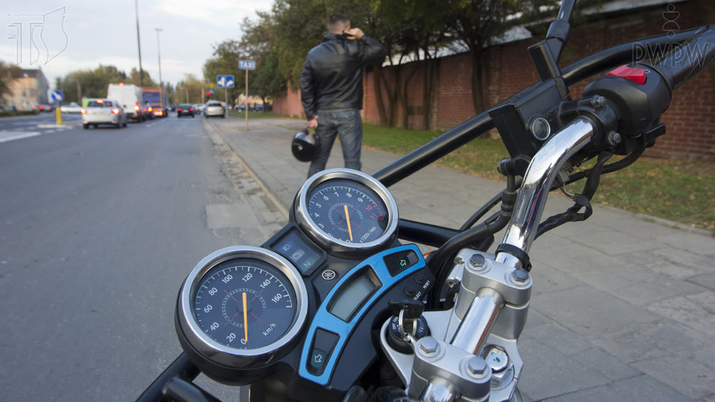 Bild zur Frage: Ist das in diesem Zustand, ohne Aufsicht stehen gelassene Motorrad richtig davor gesichert, dass er von einer unbefugten Person in Gang gesetzt wird?