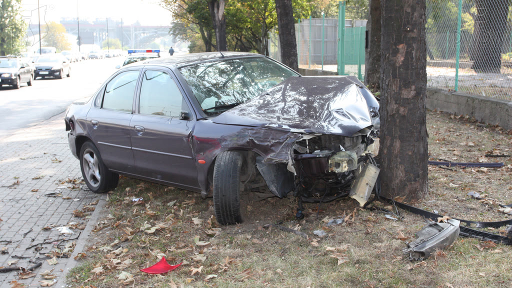 Question illustration: What is the most relevant information for paramedics when indicating the location of the road accident?