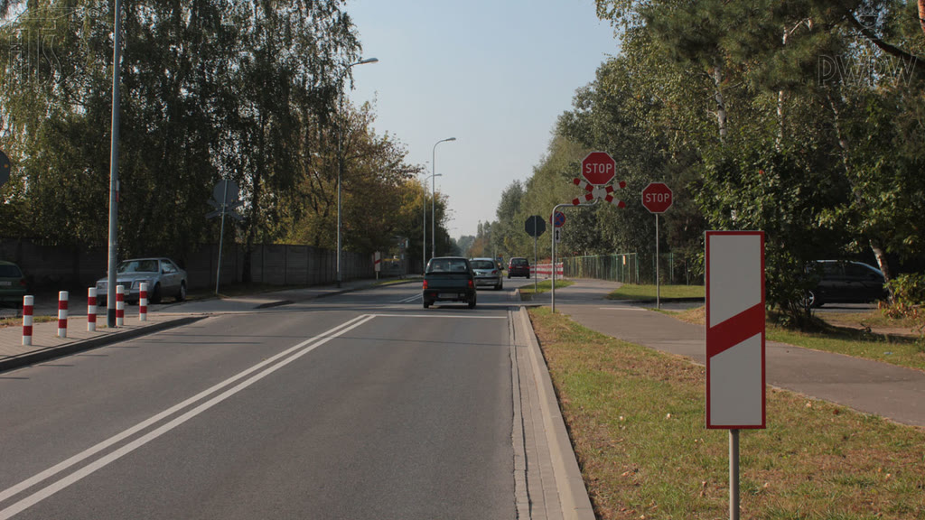 Ilustracja do pytania: Czy postój pojazdu bezpośrednio za widocznym słupkiem wskaźnikowym jest zabroniony?